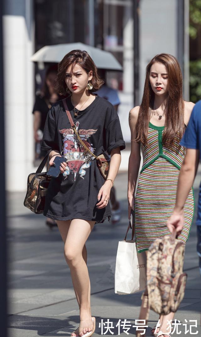  #美女#路人街拍，美女简单的背心搭配运动裤，看起来街头范十足！