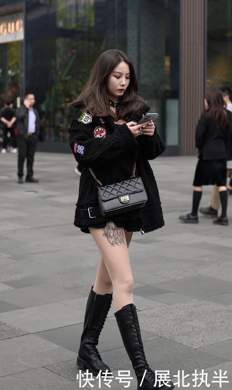  冬天：美女冬天穿高筒靴搭配肉色丝袜，时尚保暖还凸显美腿颀长