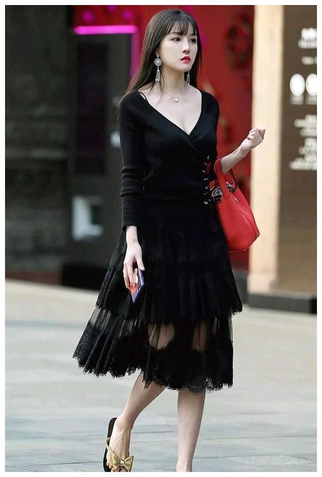 街拍：图8小姐姐，身段精致，让人难以忘怀！