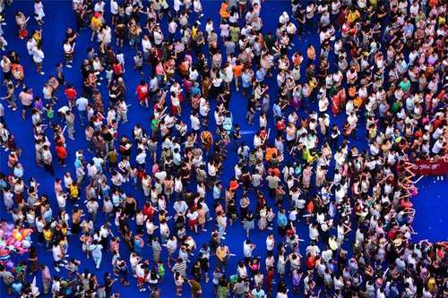 如果中国如今的人口少了一半，剩下7亿人会过上怎样的生活？