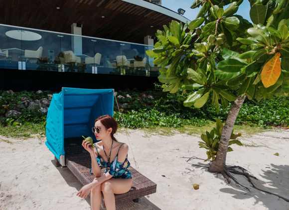 女神孙允珠，枯藤蓝叶梦幻夏威夷绑带泳装