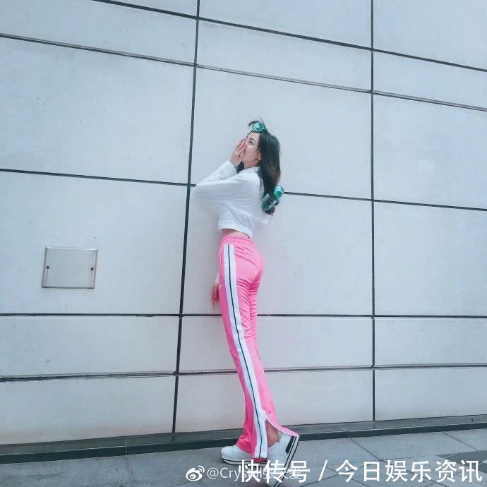 张天爱清早晒倒立照!网爆从126斤减到90斤,网友:被你美醒