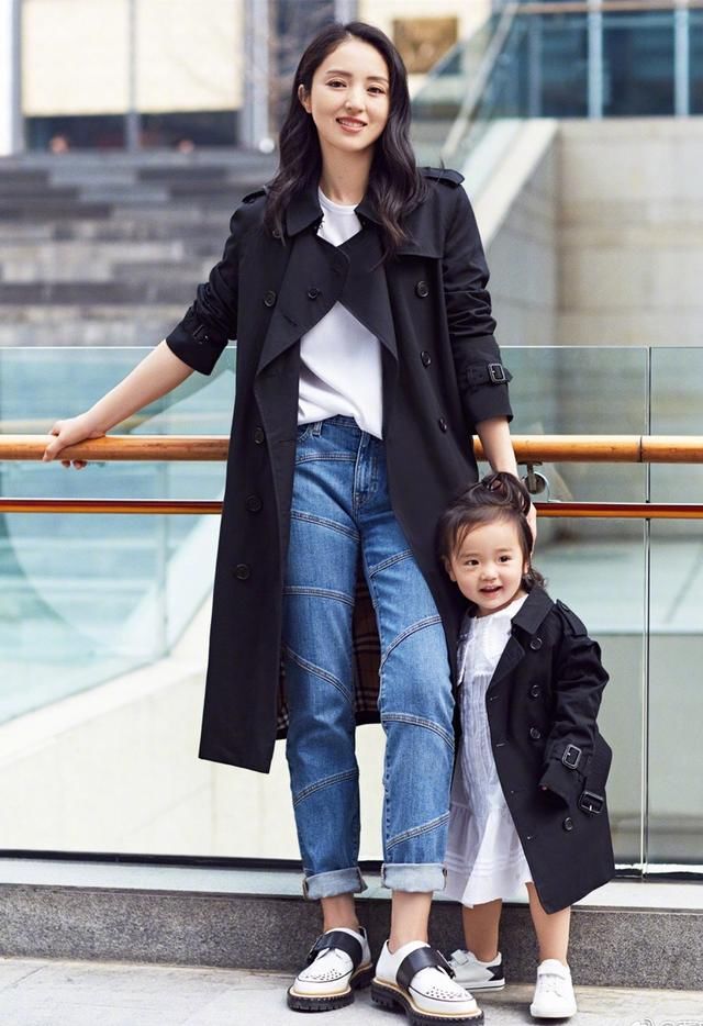 董璇携爱女时尚杂志写真，女儿圆脸蛋惹人爱，网友:高云翔不配!