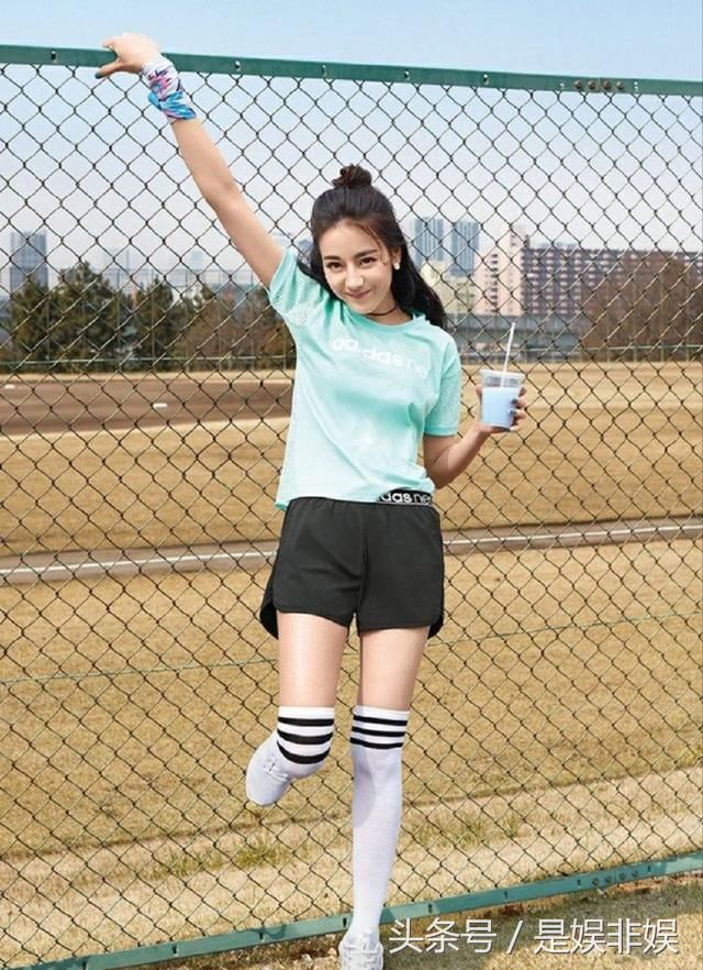 女星爱袜子外穿:杨幂杨颖时髦，鞠婧祎罕见，我就服迪丽热巴