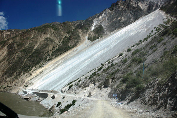 自驾霸道穿越丙察察闯西藏，悬崖边上走一遭，遭遇塌方，泥地陷车