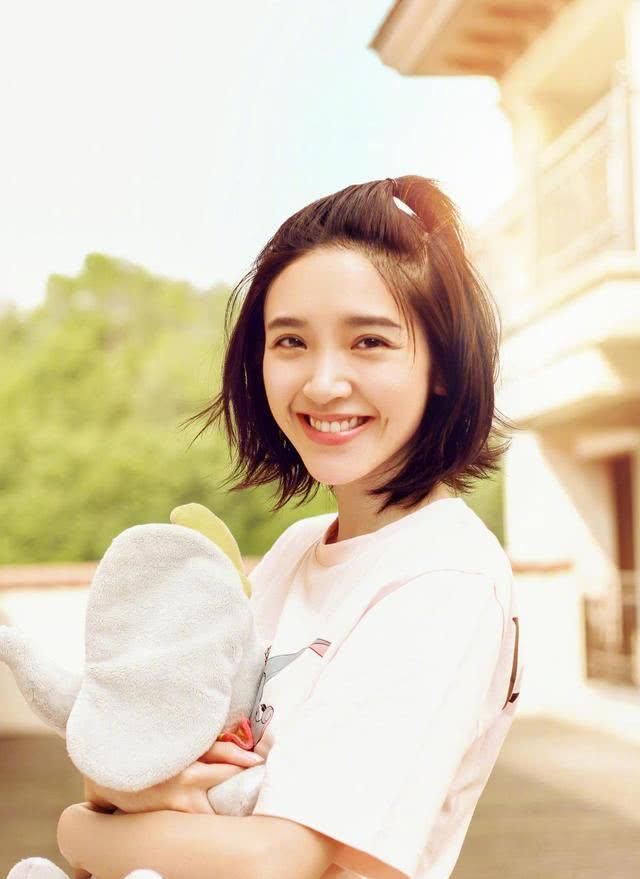  「大胆」跟随唐艺昕学穿衣搭配，美少女风十足，时尚潮流糖度暴增