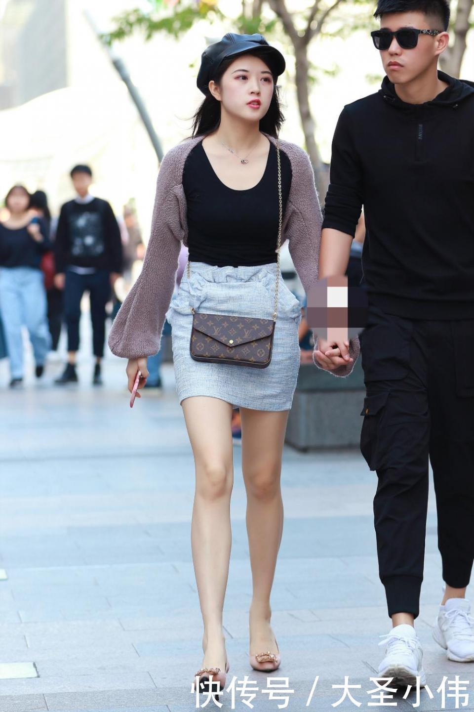 美女|街拍美女:短裙美女白到发光的皮肤让人非常羡慕