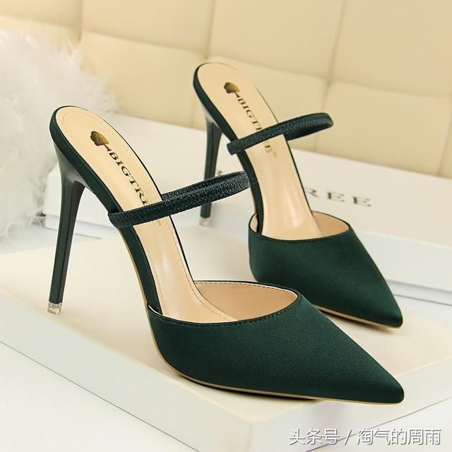 谁说个矮女人不好看？瞧下面女人穿高跟鞋，拉长双腿，气场全开