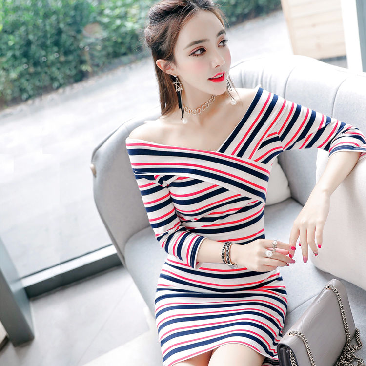 小姐姐真敢穿，紧身裙露背装，还别说，真好看