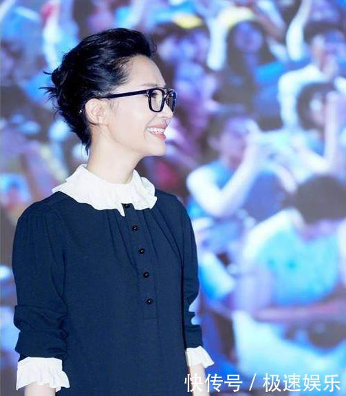 看了许晴的娃娃领，再看看关晓彤的，网友：装嫩和真嫩一目了然