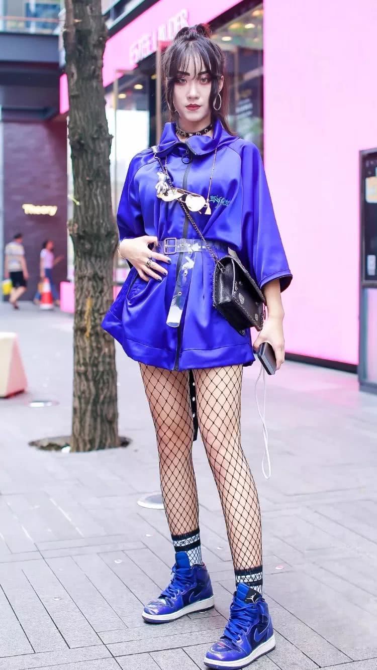 街拍：女人露肩有多性感，看她们我沉醉了