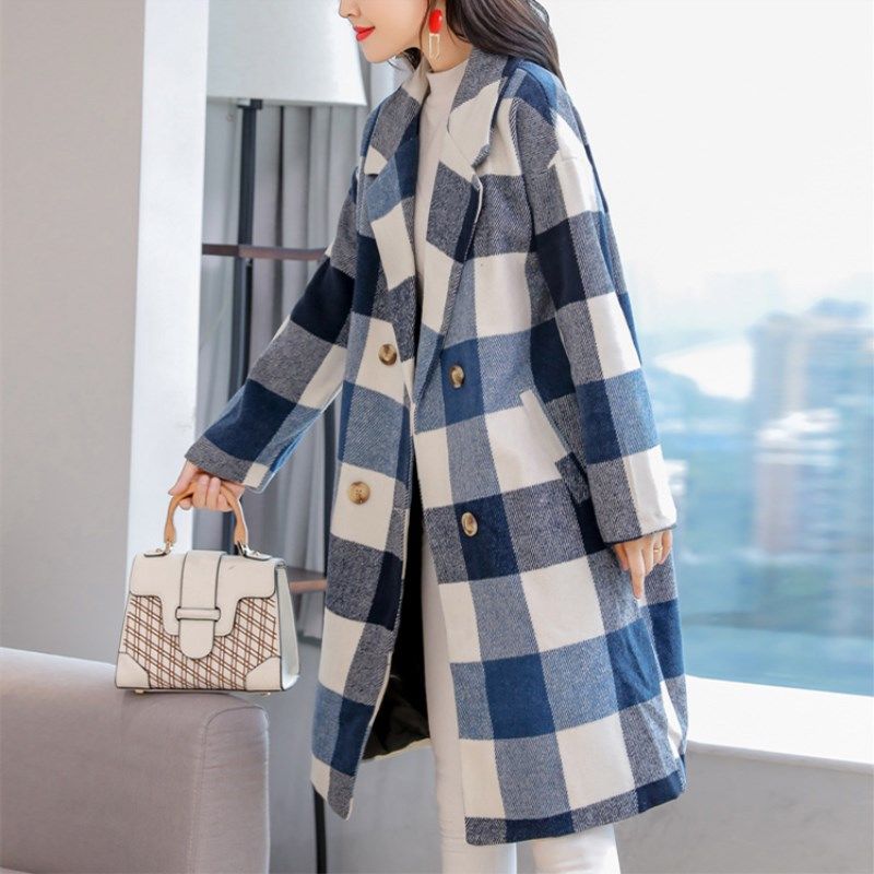 有一款外套叫:毛呢外套!搭小脚裤+短靴，7080穿洋气又显嫩