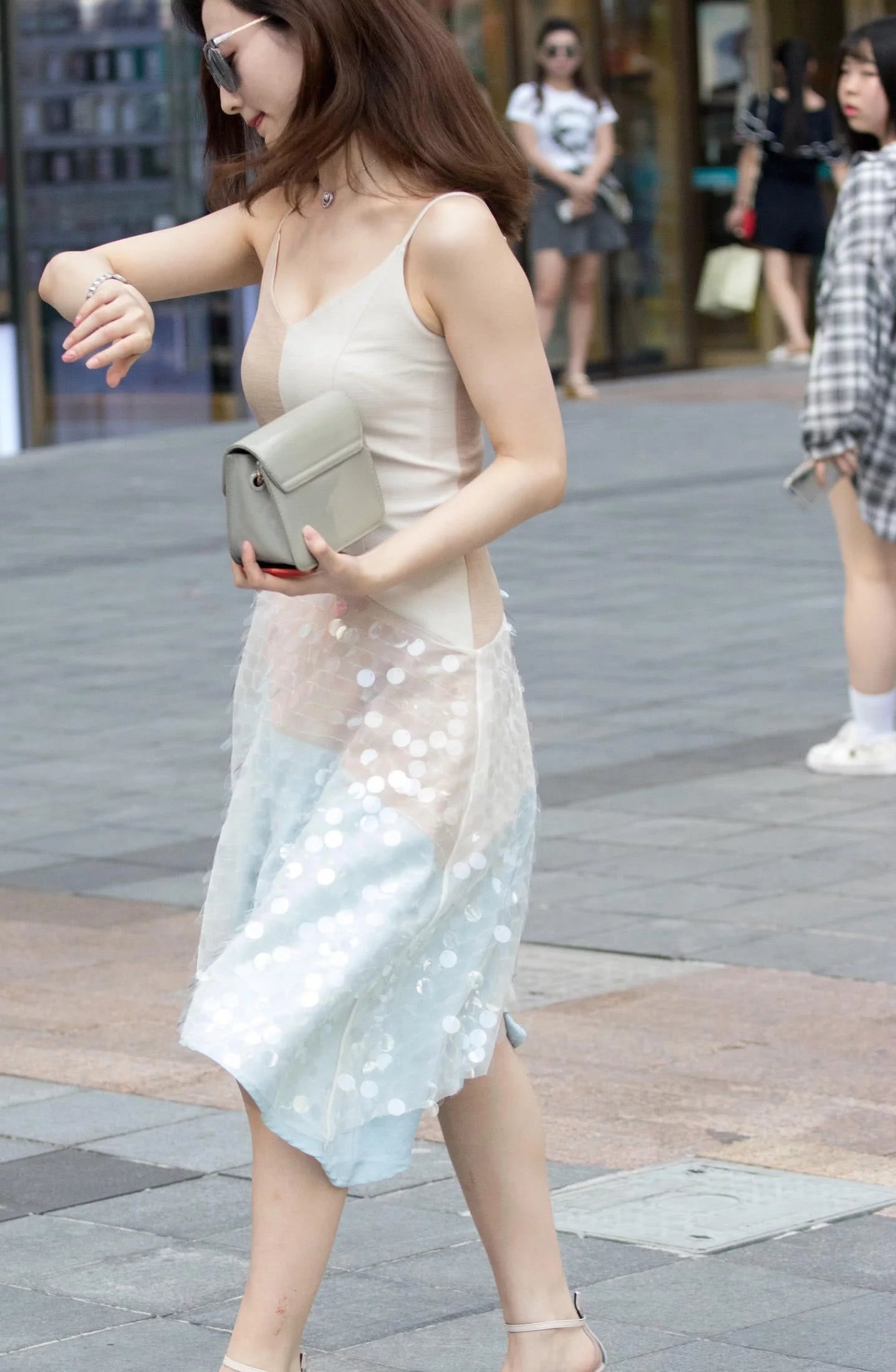 气质小姐姐吊带拼接短裙秀丰腴上围，紧身裙裹着丰腴的臀部，很有