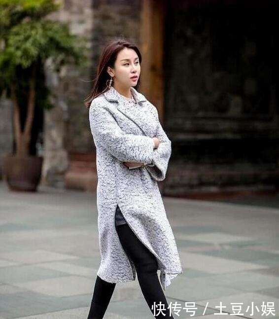  #争奇斗艳#街拍美图，清新脱俗的脚，高跟争奇斗艳谁更美？