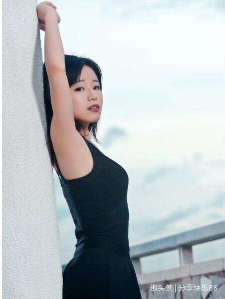 身材好的牛仔裤小姐姐,紧身穿搭秀出完美身姿,显得非常迷人!