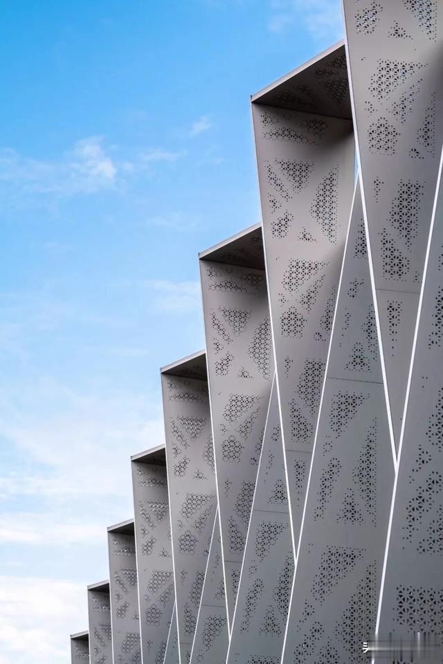  [建筑]国外科技园：立面结合被动式设计，用“硅”铝翅片，节省25%能源