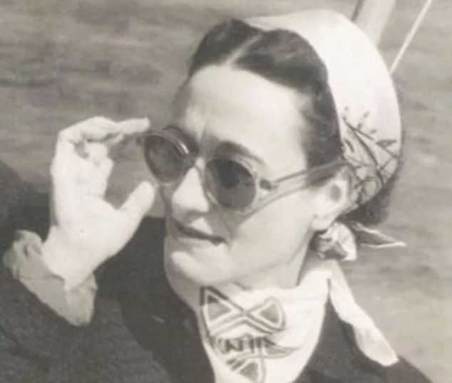 正牌王妃撞衫“绿茶情妇”？英国网友又开始八卦了...