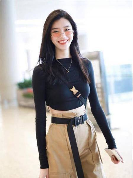 超模奚梦瑶现身机场，背无遮挡，网友：最近是不是缺钱买不起布料