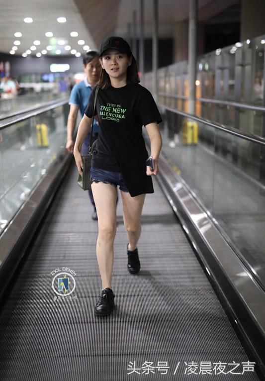 邓莎真厉害！这么紧的牛仔裤也硬塞进去挤出一圈肉，网友：真是拼