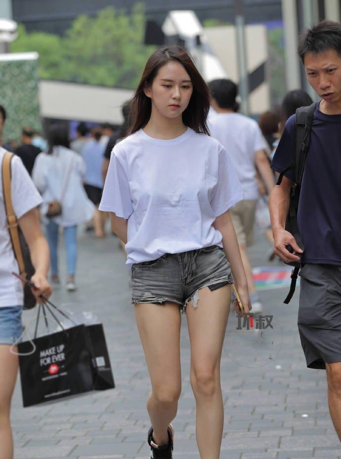 [ 男友]穿着热裤上街，网友：男友不管吗？，看似青春可爱的小美女