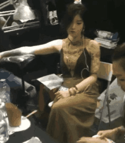 漂亮女子纹身一脸的高冷 纹身师: 我不敢直视