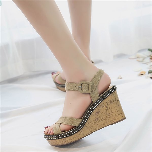 别穿让你玉足难受还过时的高跟，现在都流行这样优雅的松糕坡跟