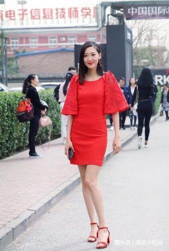 路人街拍：小姐姐紧身吊带搭时尚短裤，十足的美少女范儿