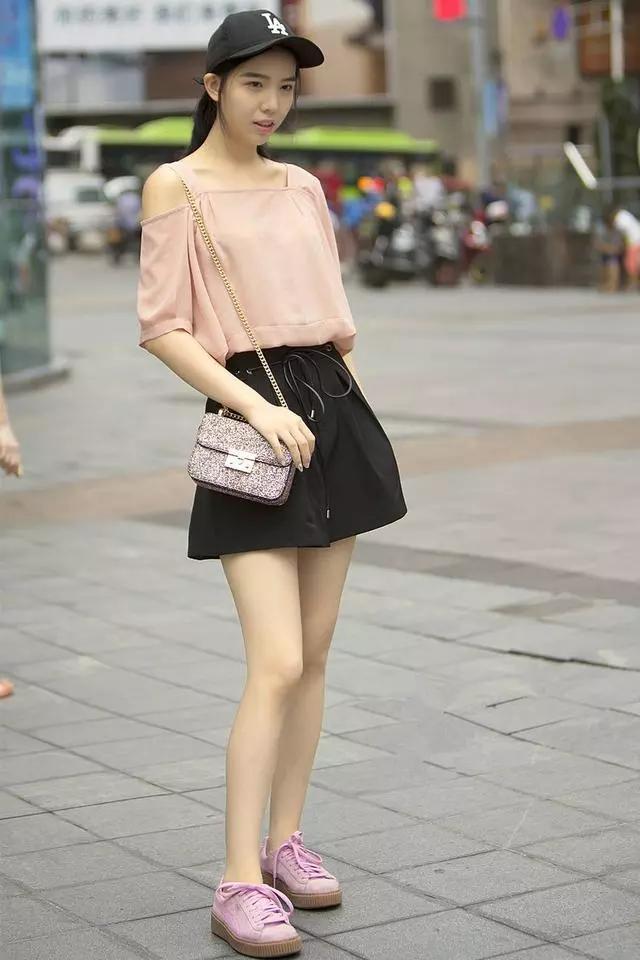 街拍：小美女清纯亮丽白皙皮肤，美腿无可挑剔！