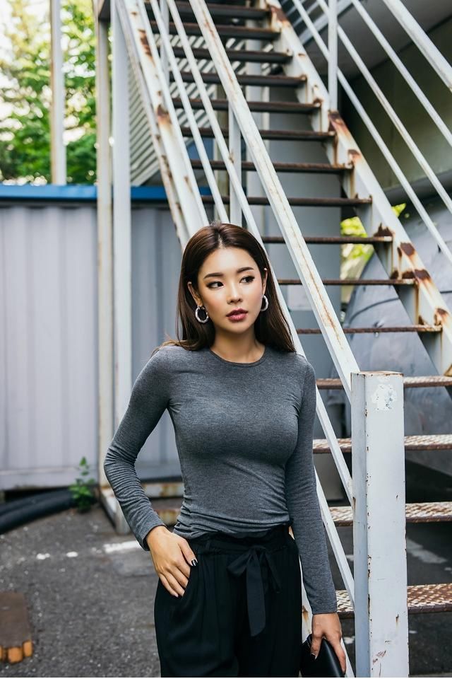 人像摄影:简约的颜色,让姑娘看上去更加具有成熟的女人味