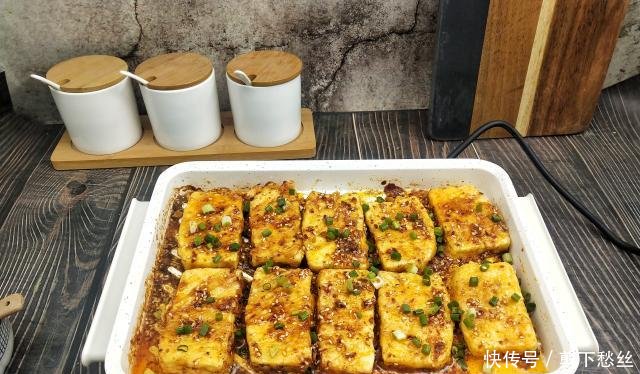  「玉米淀粉」朋友来吃饭，小圆做了盘豆腐菜，朋友赞不绝口，再打包一份带走