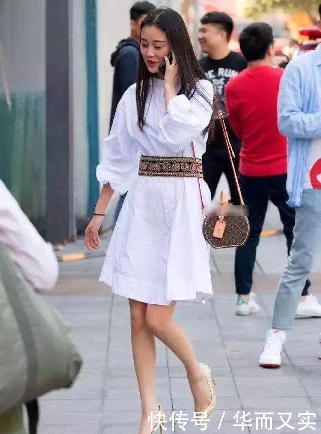  『小姐姐』街拍：白色上衣配短裤，脚踩高跟鞋，小美女大方又不失美感与优雅