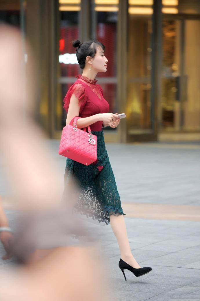 街拍: 图五穿吊带配短裤, 镂空的设计更添妩媚, 甩头发动作特“勾