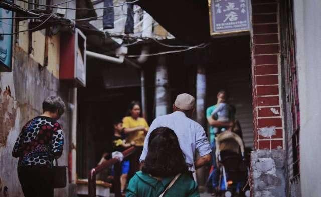 为什么火车站阿姨那么热情，而且住一晚才四五十，其中有何蹊跷？