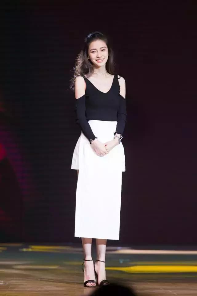 baby是心机还是巧合？身穿透明到可以看到内内的衣服，我都害羞啦