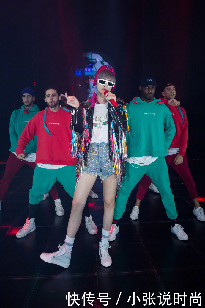 李宇春真猛!彩排时身上还背了个“抢袋”网友:也就只有你特别!!