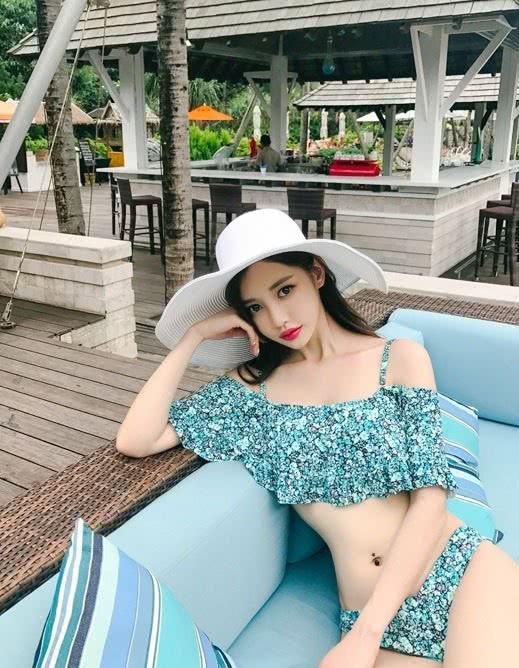 韩国人气性感美女模特 韩敏佳 济州岛度假拍小碎花比基尼写真 这