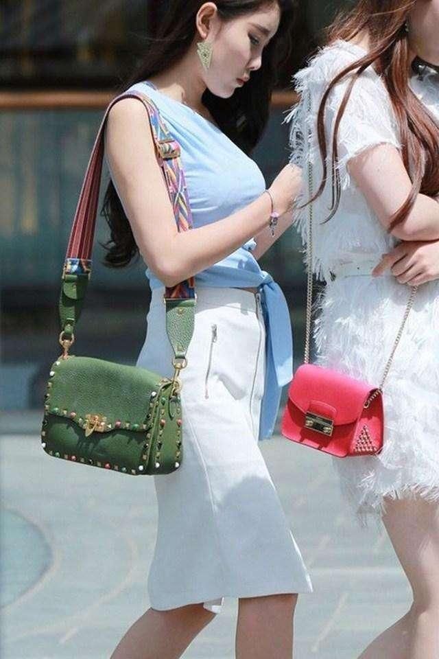  「美女」街拍:小姐姐穿着紧身运动裤，清纯活泼的气息，尽显运动美感