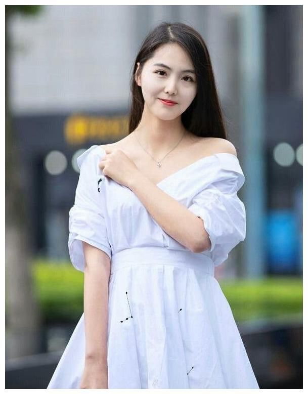 街拍:图1肌肤紧致迷人,图2甜美小可爱,图3吊带连衣裙!