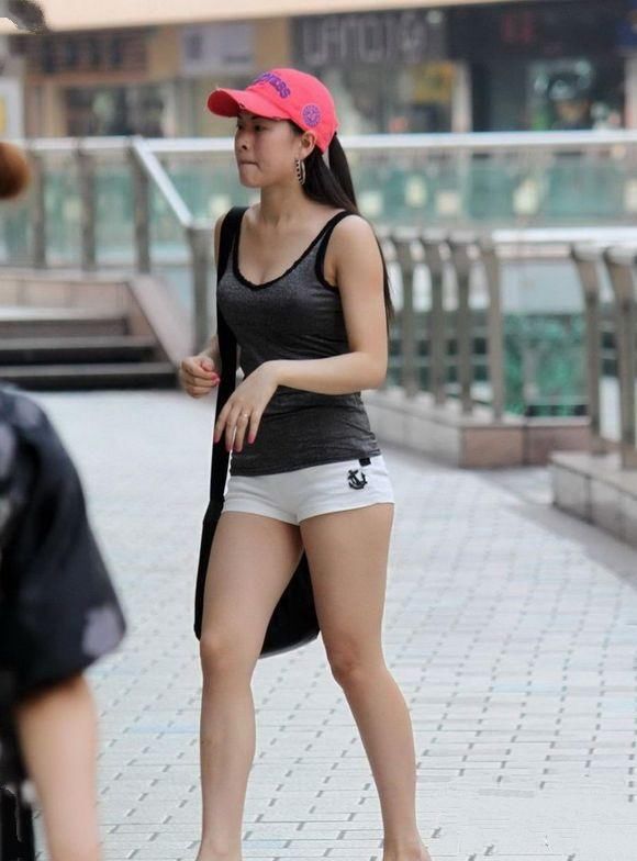 时尚穿搭，潮流休闲的显瘦搭配，花最少的钱穿出不一样的范