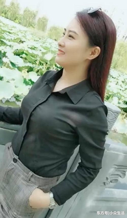 街拍:30多岁的女人穿上衬衫,这种气质白领小姑娘都比不了!