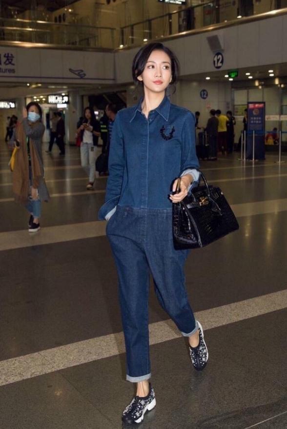 王鸥一身牛仔连体裤美出新高度！网友：我就好奇她上厕所怎么办？