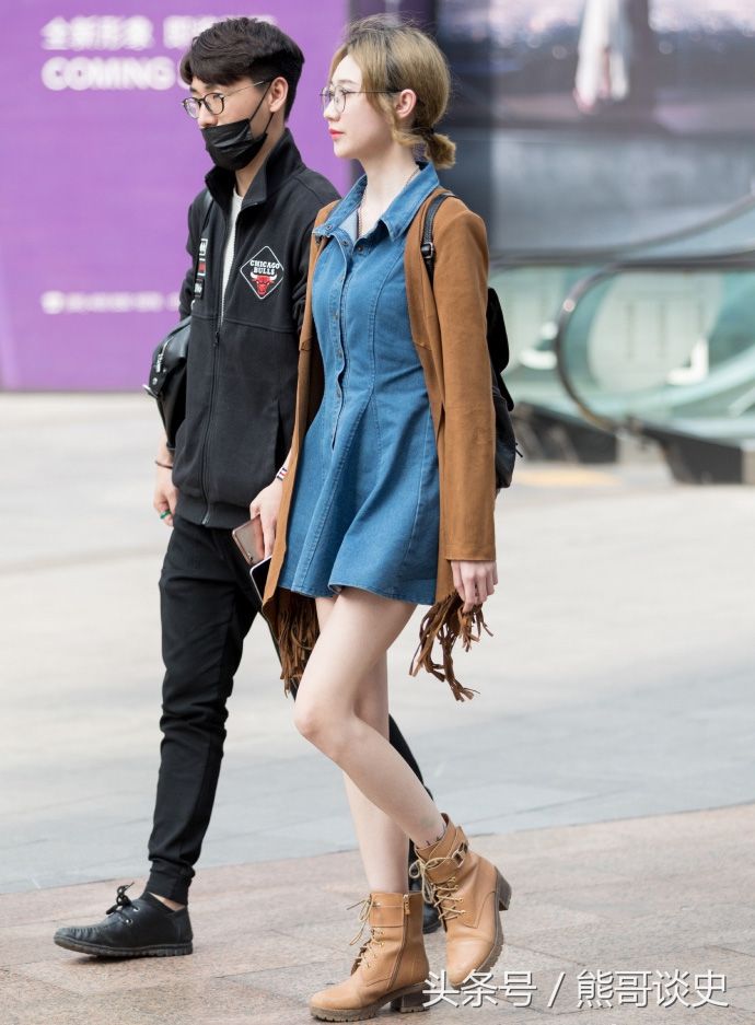 重庆街拍，焦糖色大衣搭配牛仔连衣裙，性感与时髦并存!