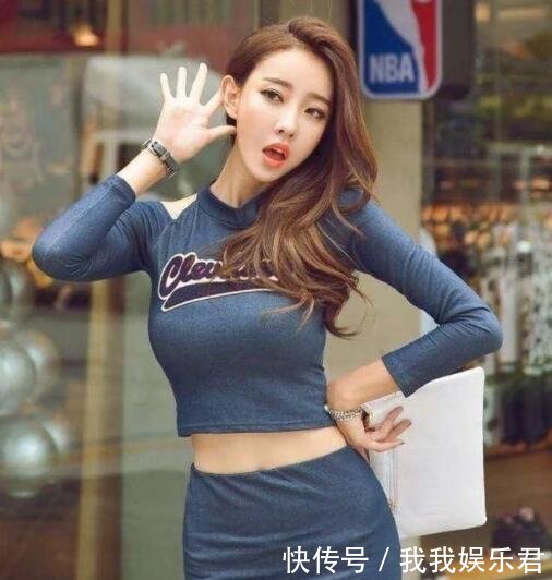 路人街拍时尚靓丽的打底裤美女，精致甜美，穿出女神范