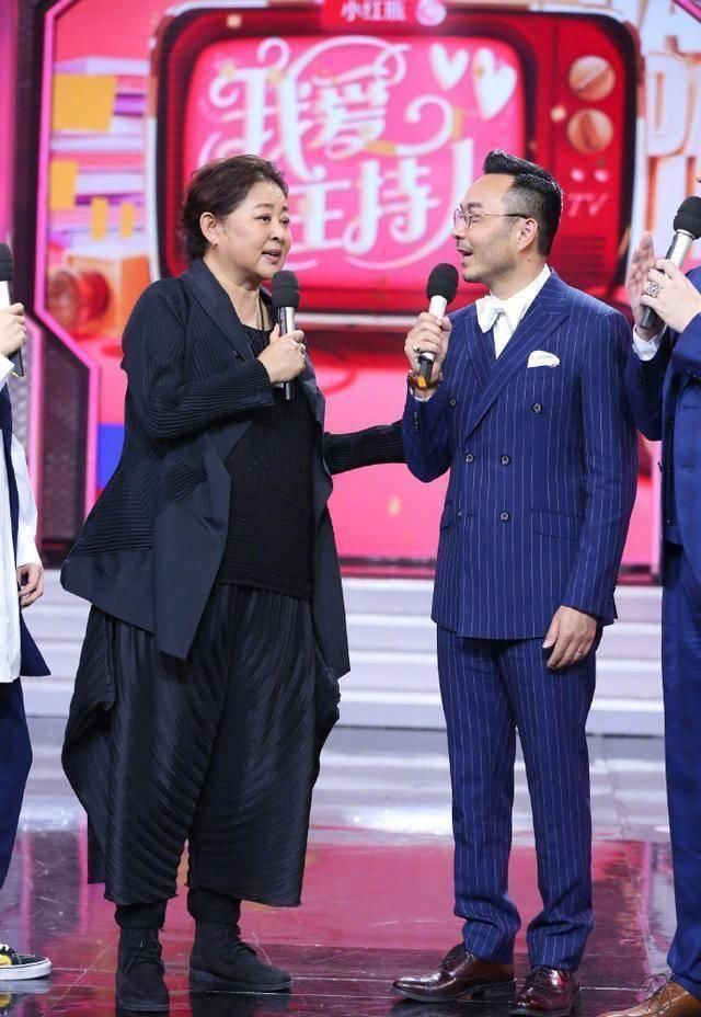  『斗篷外套』瘦了的他有多就会穿？白运动外套 格子衫文艺范儿知性优雅，加上牛仔裤子更显年轻
