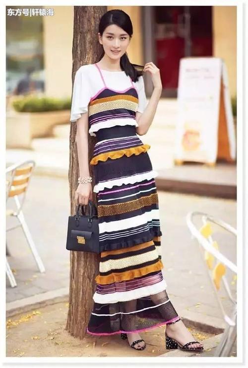 乔欣真会穿！T恤配半身裙十分清爽，网友：非常的优雅大气！