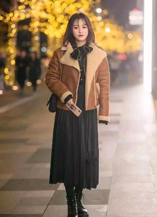  『美女』街拍：温柔可人的美女，一件灰色外套配牛仔短裤，青春活力气质