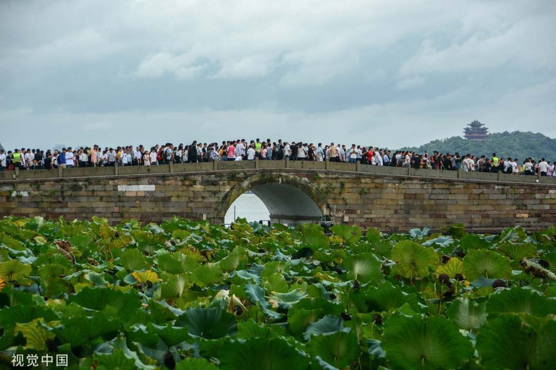 国庆假期首日，各地又见“人山人海”