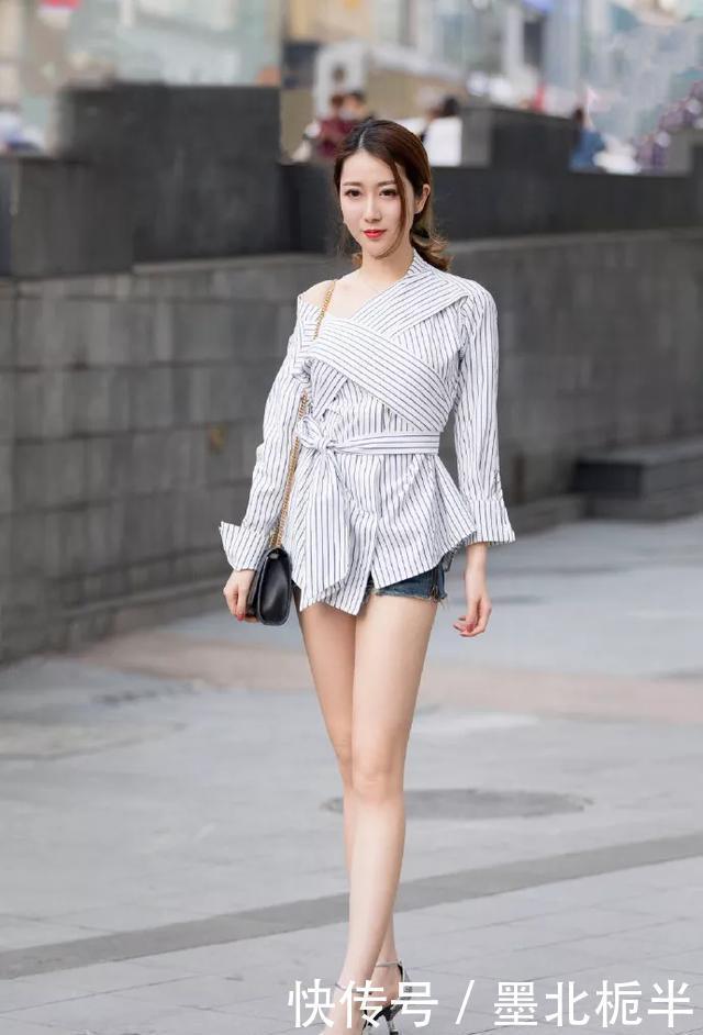  都市女性|美女短裤搭配一双透明一字带高跟凉鞋，尽显都市女性的青春与时尚
