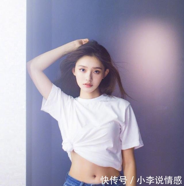 林允减肥至92斤，衣角打结故意炫腹，网友却说一看就是饿出来的