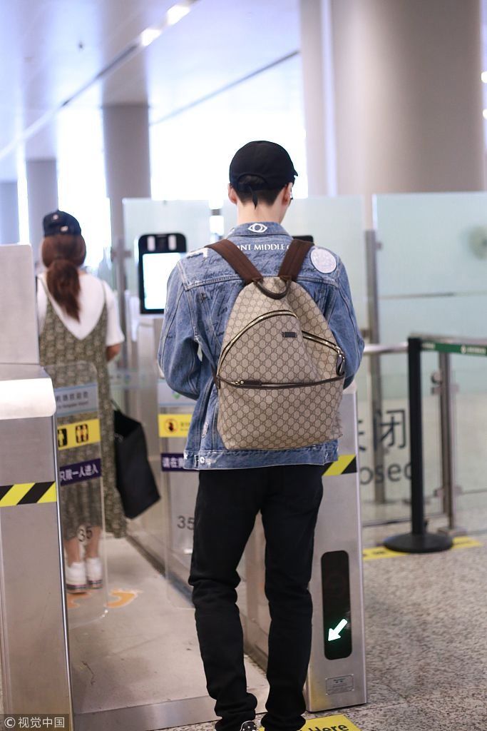 茅子俊一路飞奔赶飞机气喘吁吁  牛仔外套配长裤经典帅气